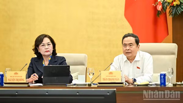 Chủ tịch Quốc hội Trần Thanh Mẫn và Phó Chủ tịch Quốc hội Nguyễn Thị Hồng dự phiên họp sáng 9/4. (Ảnh: DUY LINH)