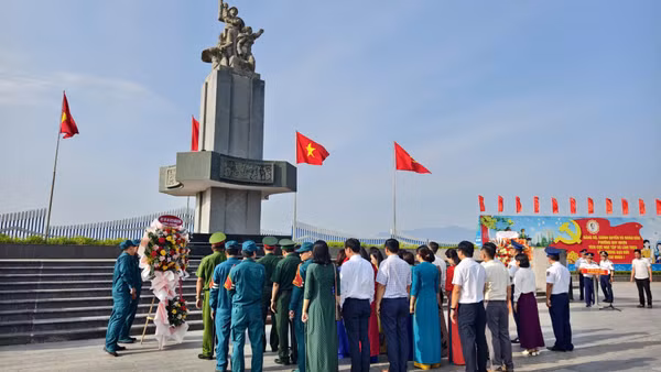 Đoàn công tác dâng hoa, dâng hương tưởng niệm các anh hùng liệt sĩ tại Tượng đài Chiến thắng phường Quy Nhơn (tỉnh Gia Lai).