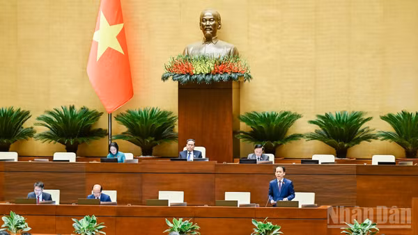 Bộ trưởng Tư pháp Hoàng Thanh Tùng phát biểu giải trình, làm rõ một số vấn đề đại biểu Quốc hội nêu trong phiên thảo luận về dự án Luật Phát triển đô thị sáng 11/8. (Ảnh: DUY LINH) 