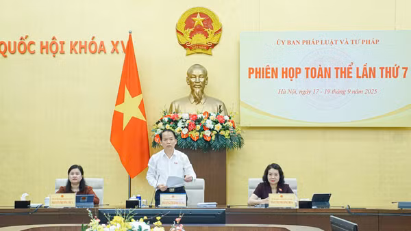 Phiên họp toàn thể lần thứ 7 Ủy ban Pháp luật và Tư pháp, tháng 9/2025. (Ảnh: Quochoi.vn)