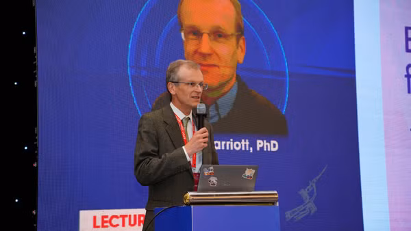 Tiến sĩ Robert Marriott, đại diện bộ phận Nghiên cứu và Phát triển sản phẩm của Unilever trình bày Báo cáo khoa học tại Hội nghị Nha khoa châu Á-Thái Bình Dương (APDC) lần thứ 47.