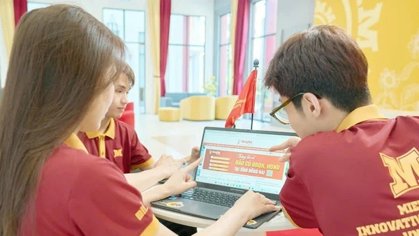 Sinh viên Đại học Quốc gia Hà Nội theo dõi thông tin về bầu cử trên các nền tảng số.