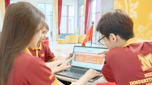 Sinh viên Đại học Quốc gia Hà Nội theo dõi thông tin về bầu cử trên các nền tảng số.