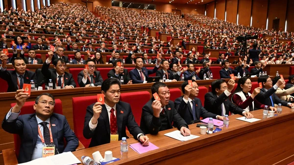 Các đại biểu biểu quyết trong phiên họp ngày 22/1. (Ảnh: TRẦN HẢI)