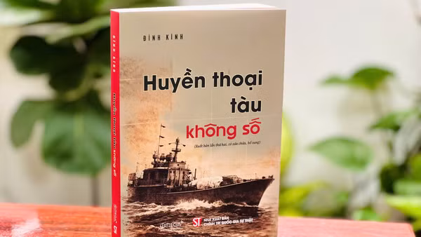 Cuốn sách "Huyền thoại tàu không số" của tác giả Đình Kính kể lại lịch sử bằng chính dòng chảy ký ức của những người đã trực tiếp sống, chiến đấu làm nên huyền thoại.