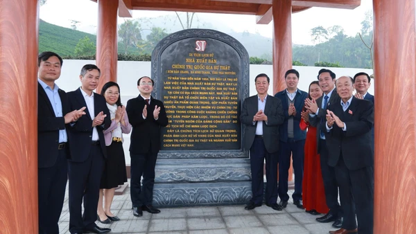 Lãnh đạo Nhà xuất bản Chính trị quốc gia Sự thật và đại diện chính quyền địa phương thực hiện nghi thức khánh thành Nhà bia lưu niệm.