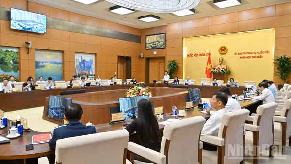 Quang cảnh phiên họp của Ủy ban Thường vụ Quốc hội sáng 14/4. (Ảnh: THỦY NGUYÊN)