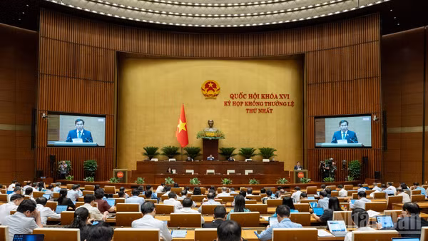 Quang cảnh phiên họp ở hội trường sáng 6/8. (Ảnh: THỦY NGUYÊN)