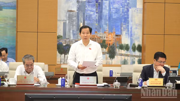 Tổng Thư ký Quốc hội, Chủ nhiệm Văn phòng Quốc hội Lê Quang Mạnh trình bày báo cáo về việc chuẩn bị Kỳ họp thứ Nhất, Quốc hội khóa XVI. (Ảnh: DUY LINH)