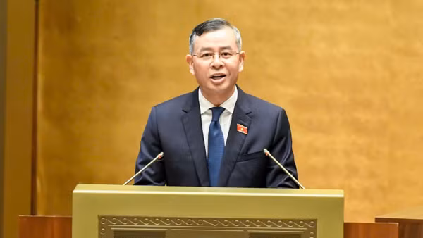 Bộ trưởng Tài chính Ngô Văn Tuấn trình bày Tờ trình của Chính phủ về đề nghị Quốc hội phê chuẩn quyết toán ngân sách nhà nước năm 2024. (Ảnh: THỦY NGUYÊN)