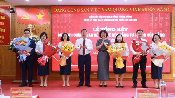 Đồng chí Nguyễn Thị Hoàng Vân, Phó Bí thư Đảng ủy các cơ quan Đảng Trung ương và PGS,TS Vũ Trọng Lâm, Ủy viên Ban Chấp hành Đảng bộ các cơ quan Đảng Trung ương, Bí thư Đảng ủy, Giám đốc-Tổng Biên tập Nhà xuất bản Chính trị quốc gia Sự thật tặng hoa chúc mừng tác giả các bài viết xuất sắc.
