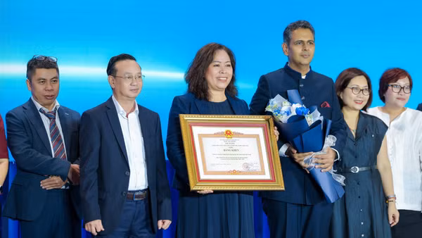 Đại diện Unilever Việt Nam vinh dự đón nhận Bằng khen của Thủ tướng Chính phủ vì thành tích xuất sắc trong hoạt động sản xuất, kinh doanh và công tác xã hội giai đoạn 2020-2025. 
