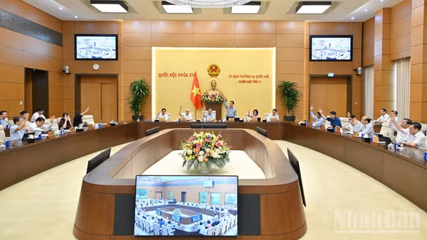 Ủy ban Thường vụ Quốc hội biểu quyết thông qua về nguyên tắc dự thảo Pháp lệnh sửa đổi, bổ sung một số điều của Pháp lệnh Chi phí tố tụng. (Ảnh: THỦY NGUYÊN)