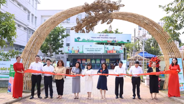 Các đại biểu cắt băng khánh thành Trạm Thu hồi vật liệu tái chế tại phường Tân Mỹ, TP Hồ Chí Minh.