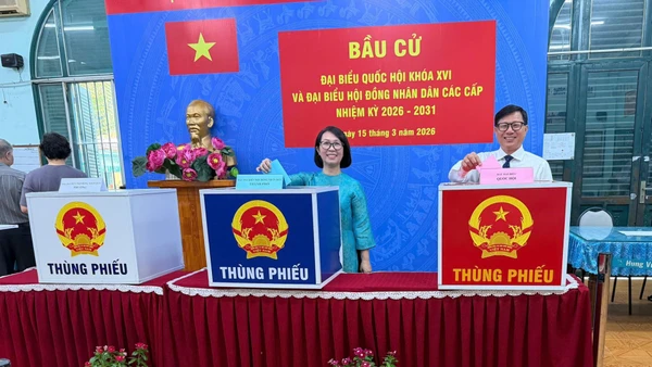 Ông Đinh Hoàng Hà và vợ Nguyễn Ngọc Minh (kiều bào Singapore) tham gia bỏ phiếu bầu cử tại điểm bầu cử phường Chợ Lớn, Thành phố Hồ Chí Minh.