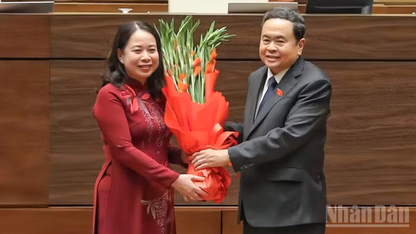 Chủ tịch Quốc hội Trần Thanh Mẫn tặng hoa chúc mừng đồng chí Võ Thị Ánh Xuân tái đắc cử Phó Chủ tịch nước. (Ảnh: THỦY NGUYÊN)