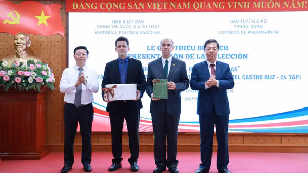 Đồng chí Trần Thanh Lâm, Ủy viên Trung ương Đảng, Phó Trưởng Ban Tuyên giáo Trung ương và PGS,TS Vũ Trọng Lâm, Giám đốc - Tổng Biên tập Nhà xuất bản Chính trị quốc gia Sự thật trao bộ sách tặng Đại sứ quán Cuba tại Việt Nam.