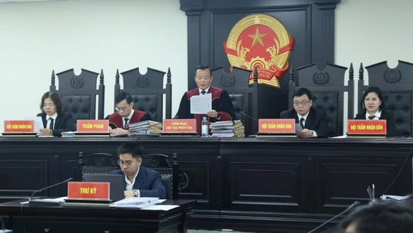 Hội đồng xét xử tại phiên tòa.