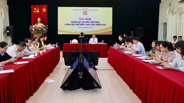 Toàn cảnh tọa đàm đánh giá thí điểm hiệu quả công tác phổ biến, giáo dục pháp luật.
