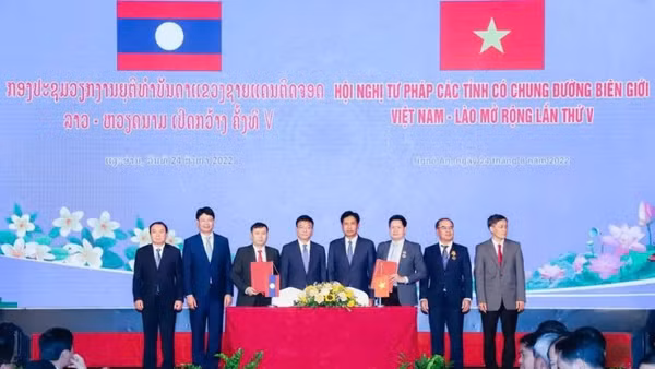 Lãnh đạo Bộ Tư pháp Việt Nam và Bộ Tư pháp Lào ký kết tại Hội nghị Tư pháp các tỉnh có chung đường biên giới Việt Nam-Lào lần V. 