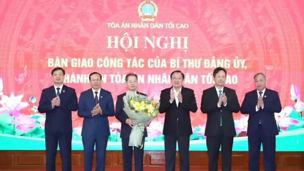 Đồng chí Phan Đình Trạc tặng hoa chúc mừng Chánh án Tòa án nhân dân tối cao Nguyễn Văn Quảng.