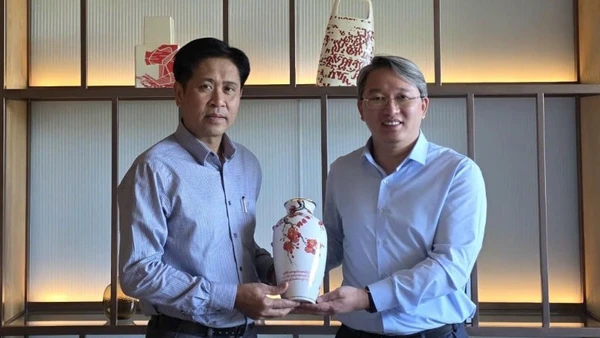 Bộ trưởng Tư pháp Lào và Bộ trưởng Tư pháp Việt Nam tại buổi gặp.