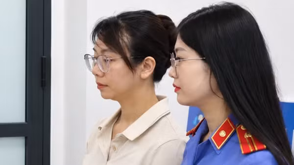 Bị can Lê Thị Hồng Nhung (áo trắng).