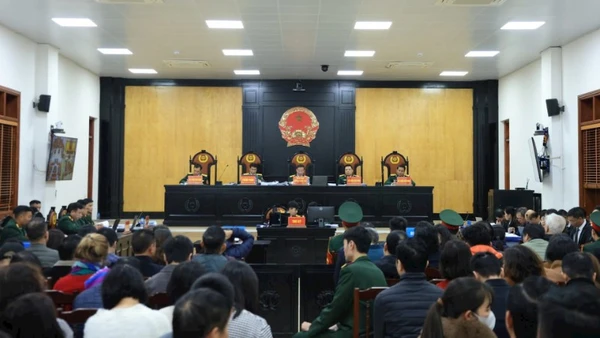 Quang cảnh phiên tòa