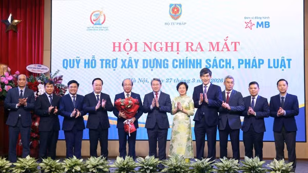 Các thành viên Hội đồng quản lý Quỹ hỗ trợ xây dựng chính sách, pháp luật.