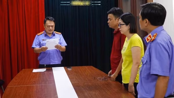 Cơ quan điều tra Viện Kiểm sát nhân dân tối cao tống đạt các Quyết định tố tụng đối với hai bị can. (Ảnh: Báo Bảo vệ pháp luật)