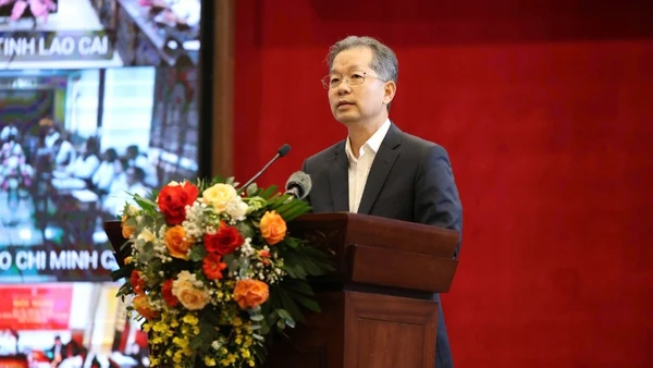 Bí thư Trung ương Đảng, Chánh án Tòa án nhân dân tối cao Nguyễn Văn Quảng phát biểu tại Hội nghị.