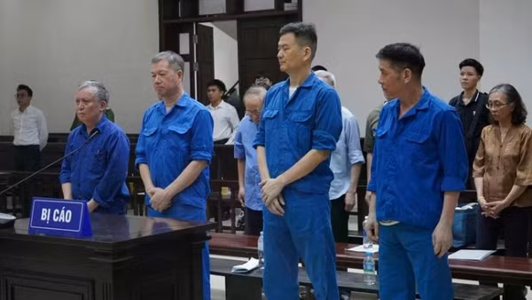 Các bị cáo tại phiên sơ thẩm.