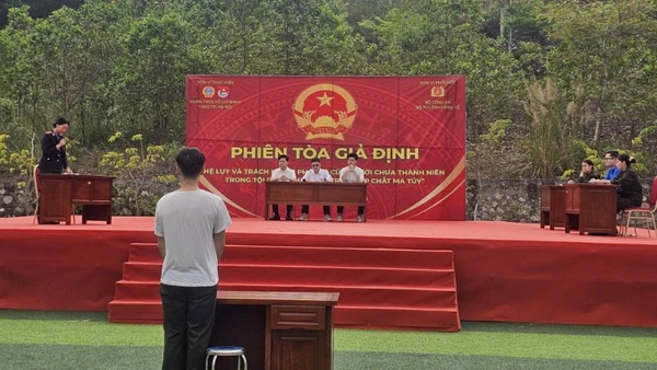 Quang cảnh phiên tòa giả định. (Ảnh: MẠNH HÙNG)