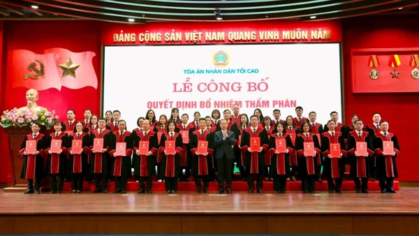 Chánh án Tòa án nhân dân tối cao cùng các thẩm phán được trao Quyết định.