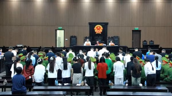 Quang cảnh phiên tòa. (Ảnh: MẠNH HÙNG)