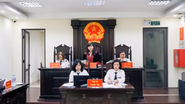 Hội đồng xét xử tại phiên tòa.