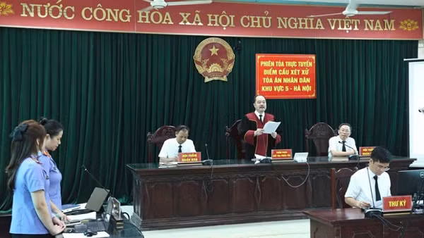 Hội đồng xét xử tuyên án. (Ảnh: HỒNG NGUYÊN)