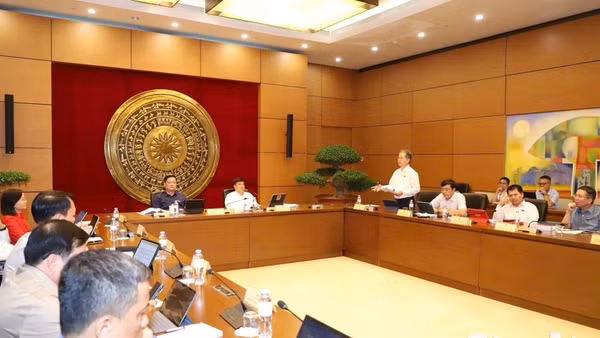 Quang cảnh thảo luận tại Tổ 7. (Ảnh: MAI ĐỈNH)