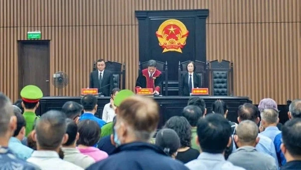 Hội đồng xét xử tuyên án.