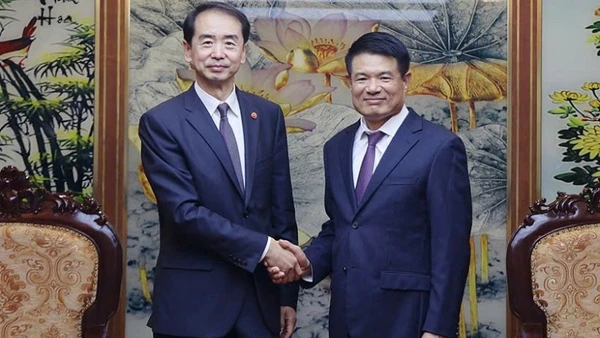 Viện trưởng Viện Kiểm sát nhân dân tối cao Nguyễn Huy Tiến và Đại sứ đặc mệnh toàn quyền nước Cộng hòa Nhân dân Trung Hoa tại Việt Nam Hà Vĩ.