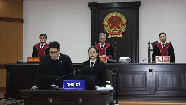 Hội đồng xét xử phiên phúc thẩm.