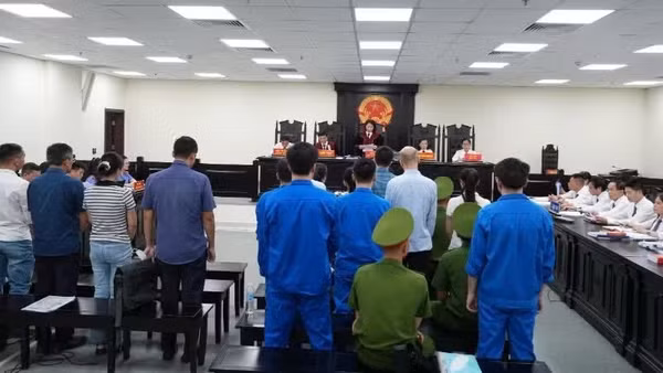 Hội đồng xét xử tuyên án. (Ảnh: HỒNG NGUYÊN)