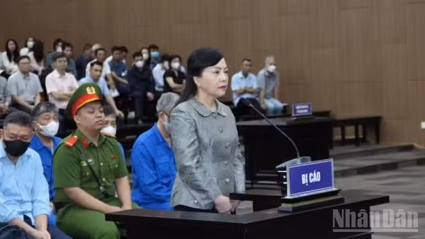 Bị cáo Nguyễn Thị Kim Tiến tại tòa.