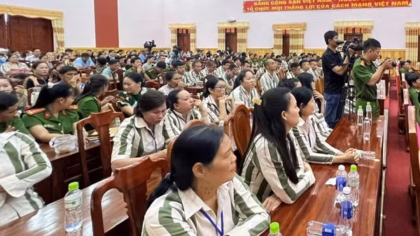 Nhiều phạm nhân được trở về đoàn tụ gia đình, làm lại cuộc đời sau khi được đặc xá.