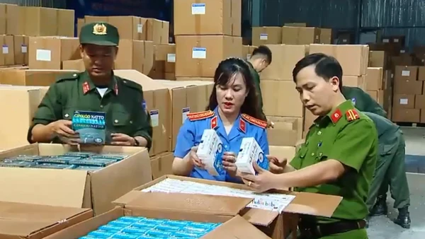 Cơ quan chức năng đang kiểm tra tại kho hàng của Nguyễn Năng Mạnh và đồng phạm. 