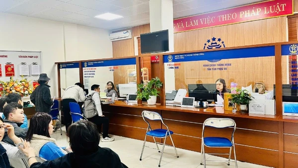 Người dân làm thủ tục hành chính tại phường Định Công, thành phố Hà Nội.