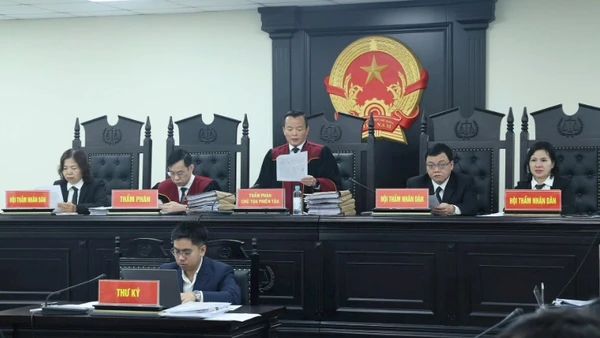 Hội đồng xét xử.