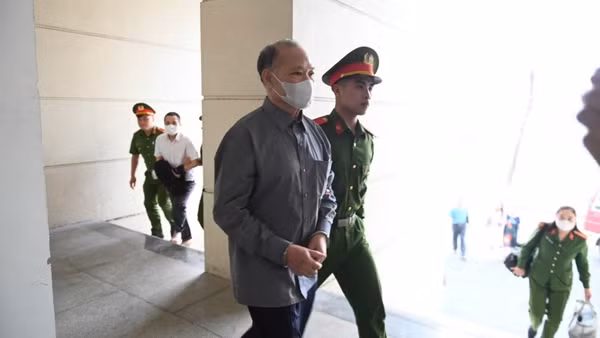 Cựu Thứ trưởng Bộ Nông nghiệp và Môi trường Hoàng Văn Thắng bị dẫn giải tới tòa.