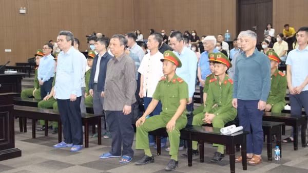 Các bị cáo nghe đại diện Viện Kiểm sát đề nghị mức án.