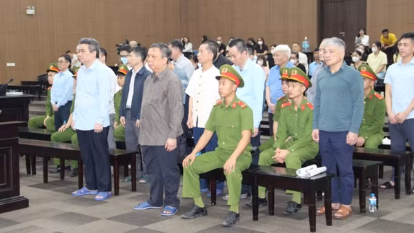 Các bị cáo tại phiên tòa. 